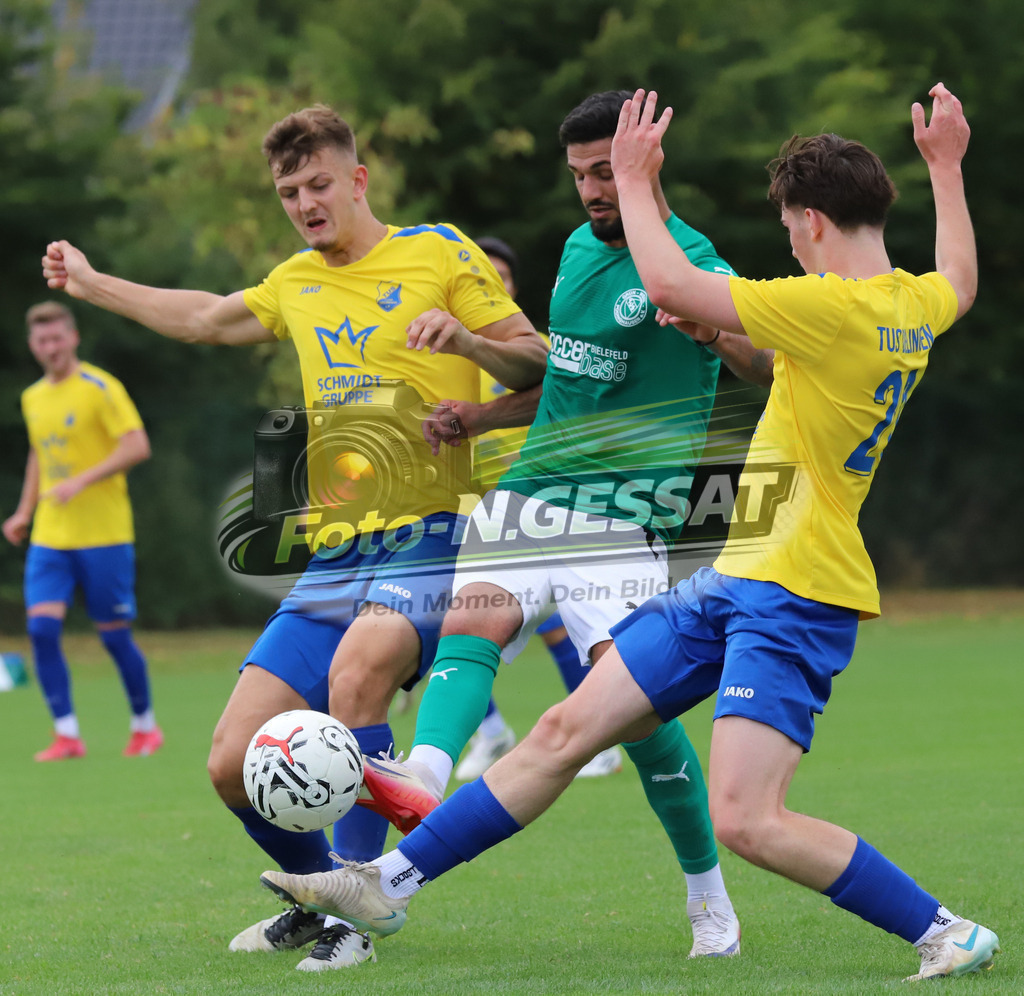 TuS GW Pödinghausen - TuS Dielingen | Auf dem Bild zu sehen: grün TuS GW Pödinghausen: Hashem Celik ; gelb TuS Dielingen v.l.: Leon Hegerfeld, Nico SchwarzkopfTuS GW Pödinghausen, TuS Dielingen, Saison 25/26, Bezirksliga, Enger, Deutschland - Realisiert mit Pictrs.com