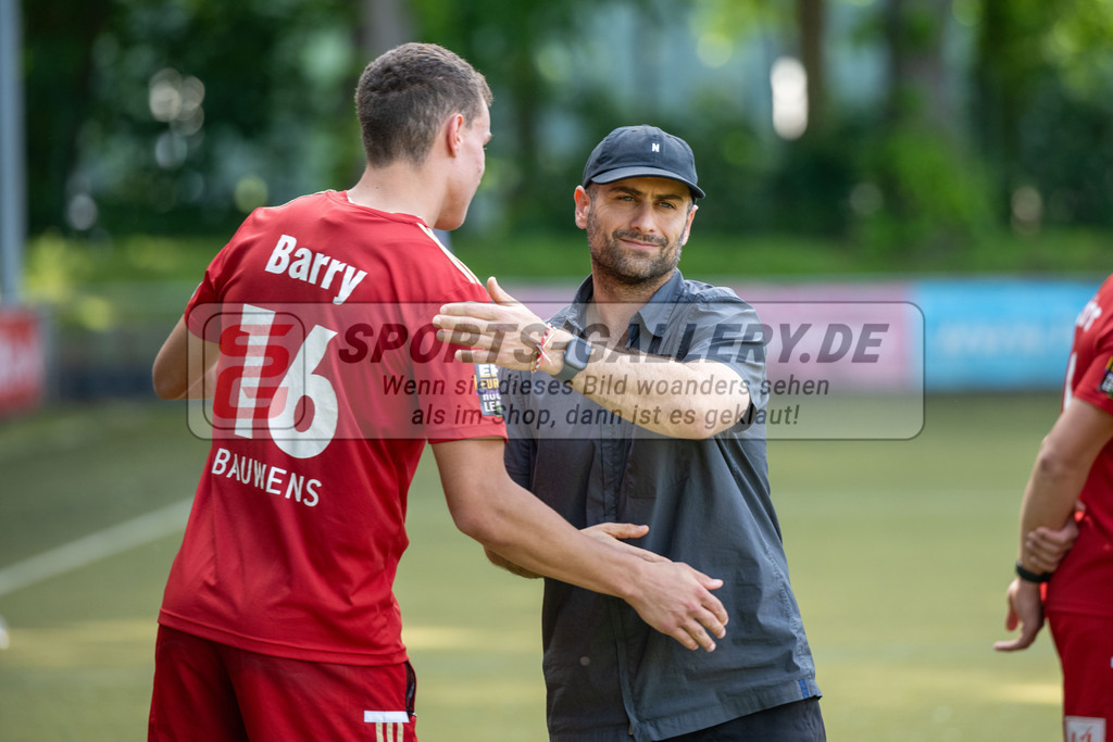 SFE_20240511_0162 | Krefeld, Deutschland, 11.05.2024: Pasha Gademann (Rot-Weiss Köln) Antheus Barry (Rot-Weiss Köln) in Aktion waehrend des Spiels der Feldhockey 1. Bundesliga Herren zwischen Crefelder HTC - Rot Weiss Köln im Gerd-Wellen-Hockeyanlage am 11.05.2024 in Krefeld, Deutschland. (Foto von Stephan Fehrmann)

Krefeld, Germany, 11.05.2024: Pasha Gademann (Rot-Weiss Köln) Antheus Barry (Rot-Weiss Köln) in action during the game of Feldhockey 1. Bundesliga Herren between Crefelder HTC - Rot Weiss Köln in Gerd-Wellen-Hockeyanlage at 11.05.2024 in Krefeld, Deutschland. (Foto from Stephan Fehrmann)