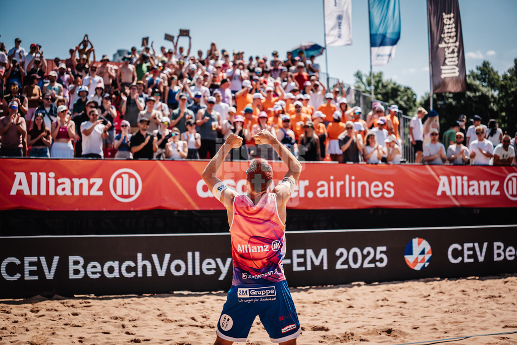 Beachvolleyball | Männer | Allianz German Beach Tour 2025 | Tourstop München | 05.07.2025 | David Poniewaz jubelt mit dem Jublikum