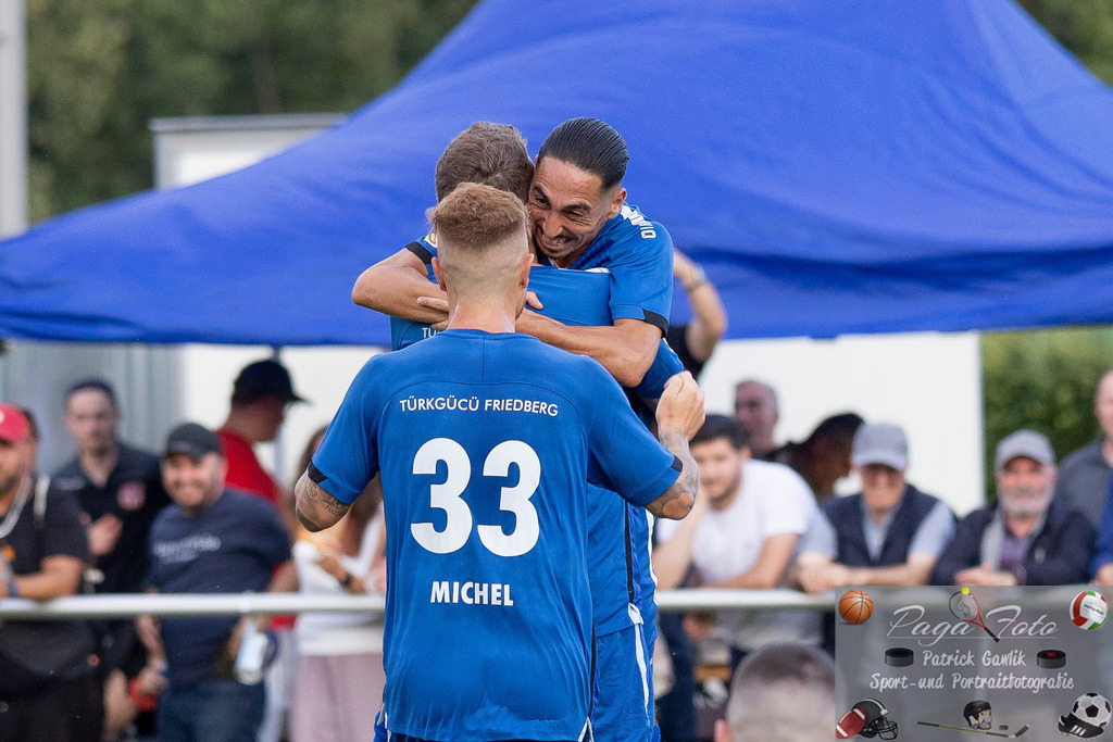 Hessenliga: Türk Gücü Friedberg - FC Eddersheim, 09.08.2024 | Kamil Yikilmaz (Türk Gücü Friedberg #7) feiert das Tor zum 2:0 von Toni Reljic (Türk Gücü Friedberg #44), Noah Michel (Türk Gücü Friedberg #33) kommt hinzu,  Türk Gücü Friedberg - FC Eddersheim, Friedberg, Städtischer Sportplatz, 9.8.2024 - Realisiert mit Pictrs.com