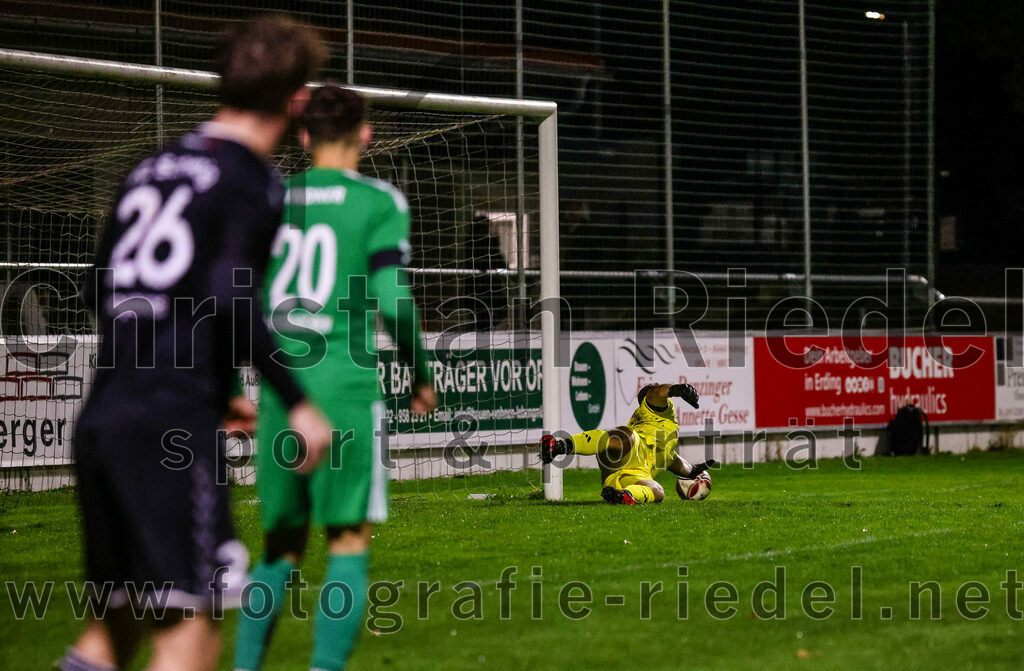 2023-11-03_080_FC_Schwaig_gegen_TuS_Holzkirchen | Oberding, Deutschland, 03.11.2023:
Fußball, Landesliga Südost 2023 / 2024, 19. Spieltag, FC Schwaig gegen TuS Holzkirchen, Endergebnis: 4:1

Tor zum 2:0 durch Markus Straßer (FC Schwaig, #11)
Simon Georgakos (FC Schwaig, #26), Pirmin Lindner (TuS Holzkirchen, #20), Torwart Lars Lewerenz (TuS Holzkirchen, #24)

Foto: Christian Riedel / fotografie-riedel.net