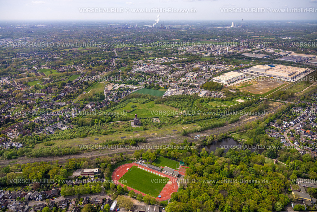 Oberhausen240401889 | Luftbild, Zechengelände und historisches Zechenfördergerüst Schacht 1 Zeche Sterkrade, Bahngleise und Güterzug, Gewerbegebiet Baustelle für Picnic E-Food-Lager am Edeka Zentrallager Logistikzentrum, unten der Volkspark Sterkrade mit Fußballstadion und LeichtathletikStadion Sterkrade des FC Sterkrade 72 e.V., Schwarze Heide, Oberhausen, Ruhrgebiet, Nordrhein-Westfalen, Deutschland