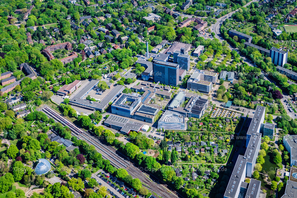 Hamburg_Lokstedt_NDR_Gelände_ELS_4309010525 | HAMBURG 01.05.2025 Gebäudekomplex mit Satellitenspiegeln am Funkhauses des Senders " NDR Norddeutscher Rundfunk " in Hamburg, Deutschland. Weiterführende Informationen bei: NDR Norddeutscher Rundfunk. // Complex of buildings with satellite dishes on the transmitter broadcasting center " NDR Norddeutscher Rundfunk " in Hamburg, Germany. Further information at: NDR Norddeutscher Rundfunk. Foto: Martin Elsen