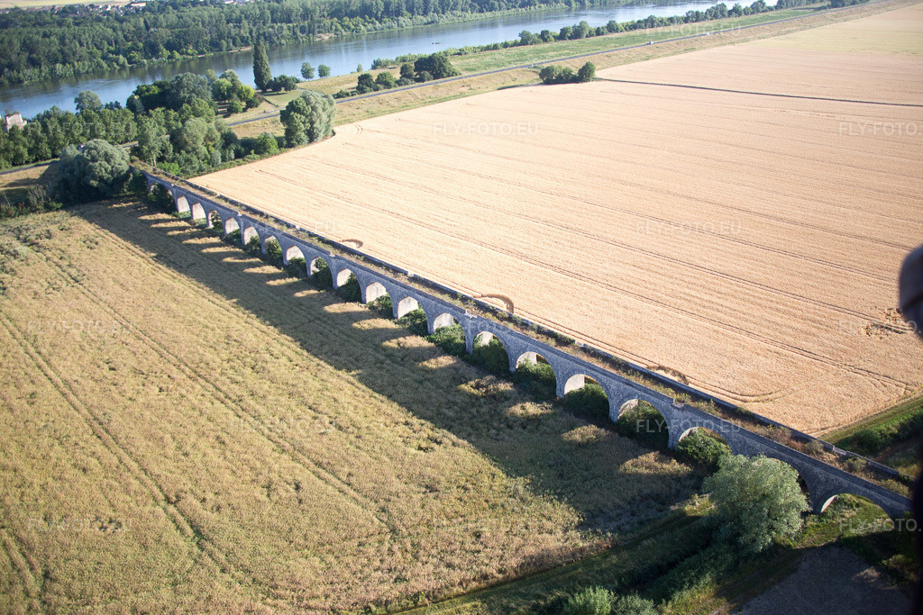 Vue aérienne: Viaduc à Vineuil/Loire à Vineuil dans le département Loir et Cher, France. Photo: IMG_082079.jpg prise le 20/06/2015 par Werner Riehm/FLY-FOTO.eu – Résolution de l'original: 5472 x 3648 px