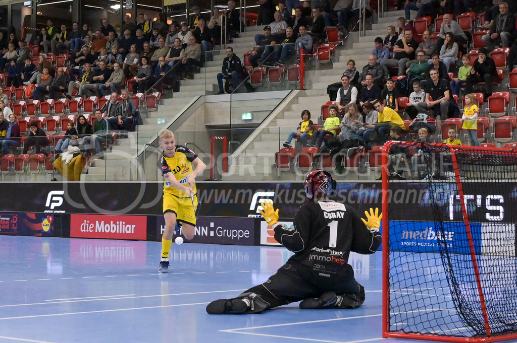 HC Rychenberg vs Basel Regio - 19. November 2022 | HC Rychenberg vs Basel Regio
AXA Arena, Winterthur
Markus Lindgjerdet (#10 HC Rychenberg) versucht sich gegen Christian Coray (#1 Unihockey Basel Regio).
Bild: Sportfotografie Markus Aeschimann | www.markus-aeschimann.ch - Realisiert mit Pictrs.com