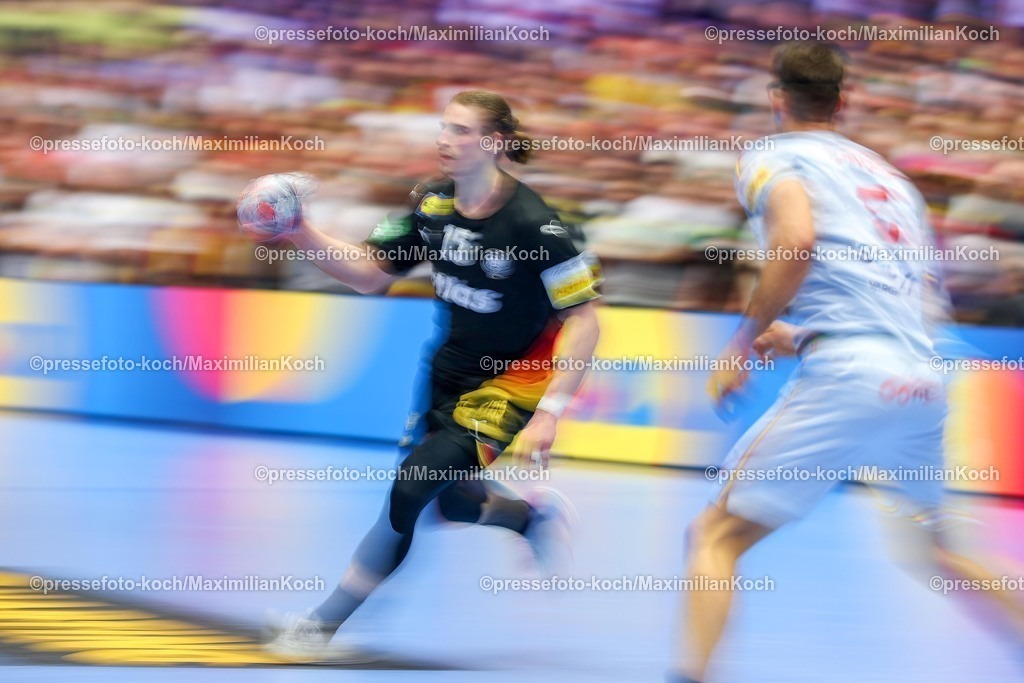 EHF19012602081 | 19.01.2026, Handball, Men's EHF EURO 2026, Deutschland - Spanien, Jyske Bank Boxen in Herning, Dänemark, Preliminary Round:  Juri Knorr (Germany #15) Dynamisch Dynamik Feature im Zweikampf gegen   Antonio Serradilla Cuenca (Espania #05) 