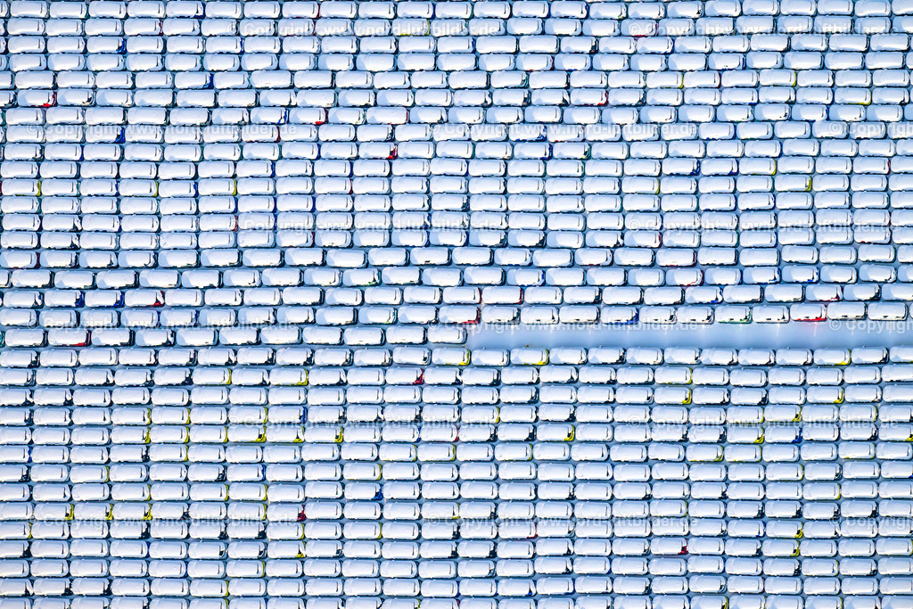 Hamburg_BLG_Parkplatz_verschneit_Winter_Schnee_ELS_3177050126 | HAMBURG 05.01.2026 Winterlich schneebedeckte Senkrecht- Luftbild aus der Satelliten- Perspektive vom Automobile - Personenkraftwagen auf den Abstellflächen im Freigelände am BLG - Autoterminal in Hamburg, Deutschland. Weiterführende Informationen bei: BLG LOGISTICS GROUP. // Wintry snowy vertical aerial view from the satellite perspective of the automobiles - cars on the parking spaces in the outdoor area on BLG - Autoterminal in Hamburg, Germany. Further information at: BLG LOGISTICS GROUP. Foto: Martin Elsen