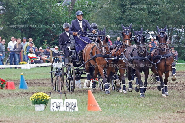 20240818-9155-reitsport-gespannfahren-HEN-FOTO | 18.08.2024 Reitsport Perdesport Deutsche Meisterschaften und Hessische Meisterschaften Gespannfahren in Herchenrode Kombinierte Prüfung hier Kegelfahren für Vierspänner Pferde Klasse S Christoph SANDMANN (PSG Lähden) Sieger 1. Platz Deutscher Meister (Foto: Peter Henrich) - Realisiert mit Pictrs.com