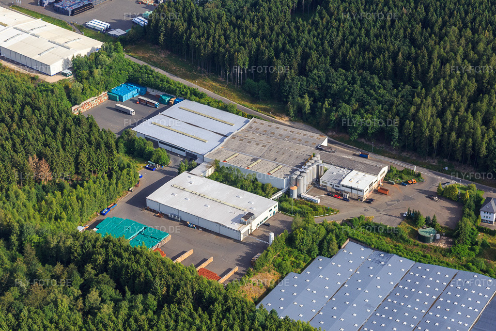 Luftbild: Industriegebiet Am Sauerbrunnen mit Markengetränke Schwollen GmbH und Hochwald Sprudel Schupp GmbH in Schwollen im Bundesland Rheinland-Pfalz in Deutschland.Foto: IMG_091996.jpg vom 16.07.2016 durch Werner Riehm/FLY-FOTO.deBerg Quelle Mineralwasser, Limonaden und Schorlen aus dem HunsrückHochwald Sprudel - Unser Engagement