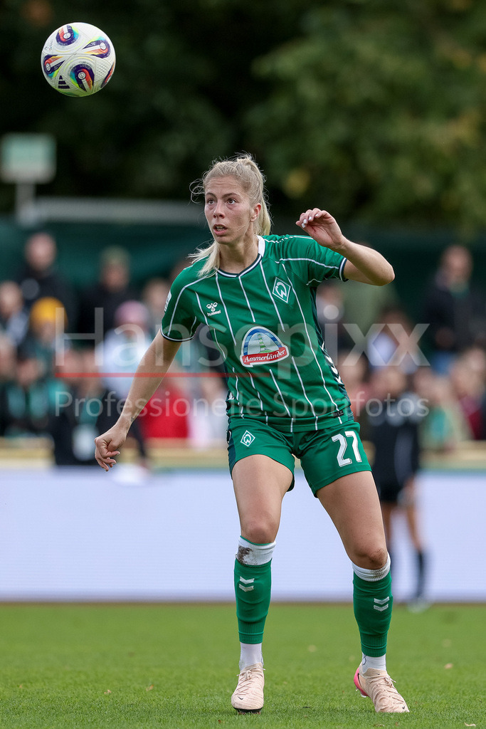 Fussball, Google Pixel Frauen-Bundesliga, SV Werder Bremen - TSG 1899 Hoffenheim | Sharon Beck (SV Werder Bremen, 27) am Ball, Freisteller, Einzelbild, Ganzkörper, Aktion, Action, Spielszene, DIE DFB-RICHTLINIEN UNTERSAGEN JEGLICHE NUTZUNG VON FOTOS ALS SEQUENZBILDER UND/ODER VIDEOÄHNLICHE FOTOSTRECKEN. DFB REGULATIONS PROHIBIT ANY USE OF PHOTOGRAPHS AS IMAGE SEQUENCES AND/OR QUASI-VIDEO.
