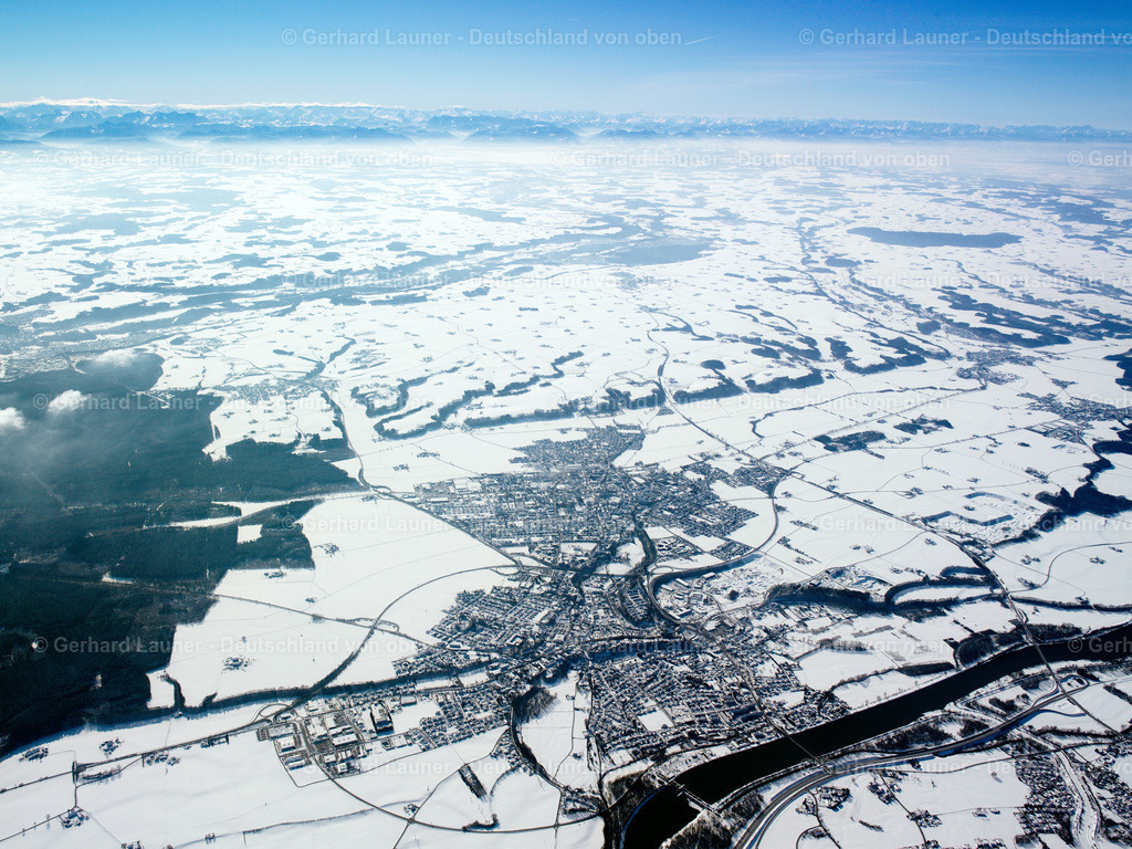 2600003 | Blick über Neu-und Altötting in Richtung Alpen, Winteraufnahme