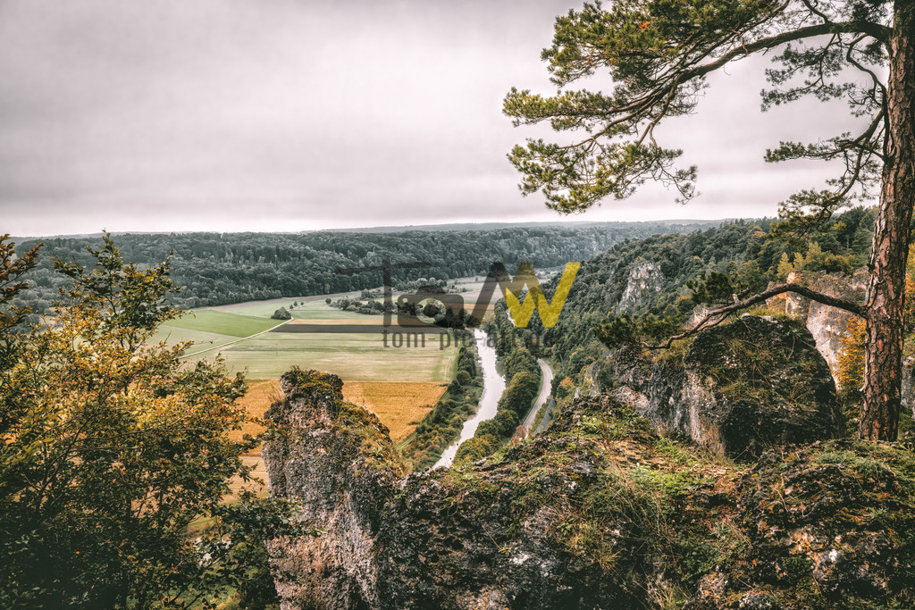 Panoramablick auf das natürliche Altmühltal bis in den Horizont  | Die Aufnahme zeigt einen Blick auf das Altmühltal von der Arnsberger Leite, einem Jurasteilhang im Naturpark Altmühltal in Bayern. Die Arnsberger Leite gilt als eine der landschaftlich schönsten und eindrucksvollsten Felsformationen im Altmühltal. Das Gebiet ist seit 1986 ein Naturschutzgebiet von besonderer botanischer und zoologischer Bedeutung.  - Realisiert mit Pictrs.com