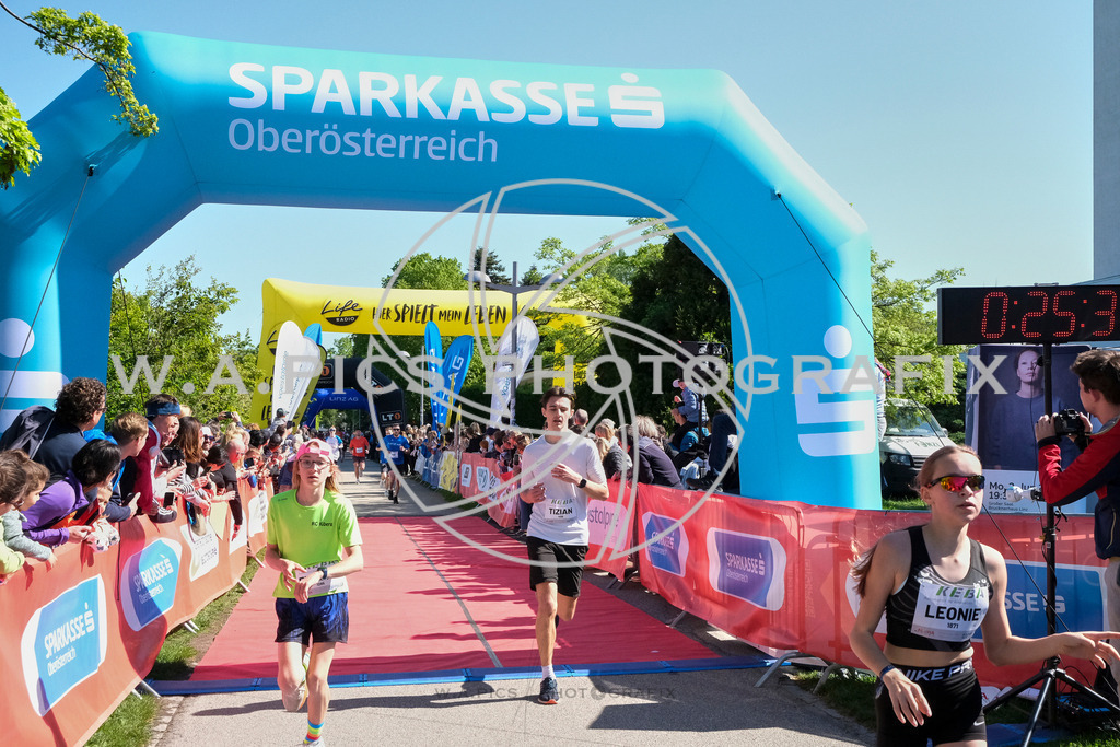..... | LINZ,AUSTRIA,27.April 24, Int. 3 Brückenlauf Linz  , Image shows: Photo: WAPICS / Michael ring