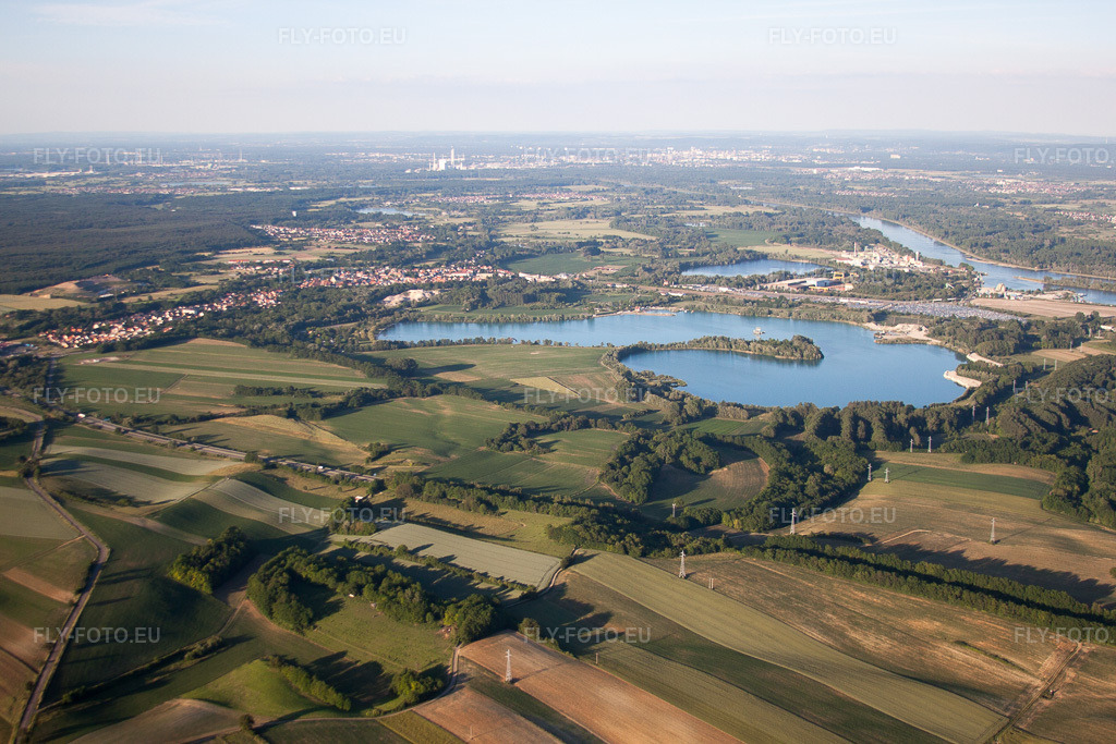 Vue aérienne: Gravière à Lauterbourg dans le département Bas Rhin, France. Photo: IMG_66678.jpg prise le 05/06/2014 par Werner Riehm/FLY-FOTO.euRésolution de l'original: 4752 x 3168 px