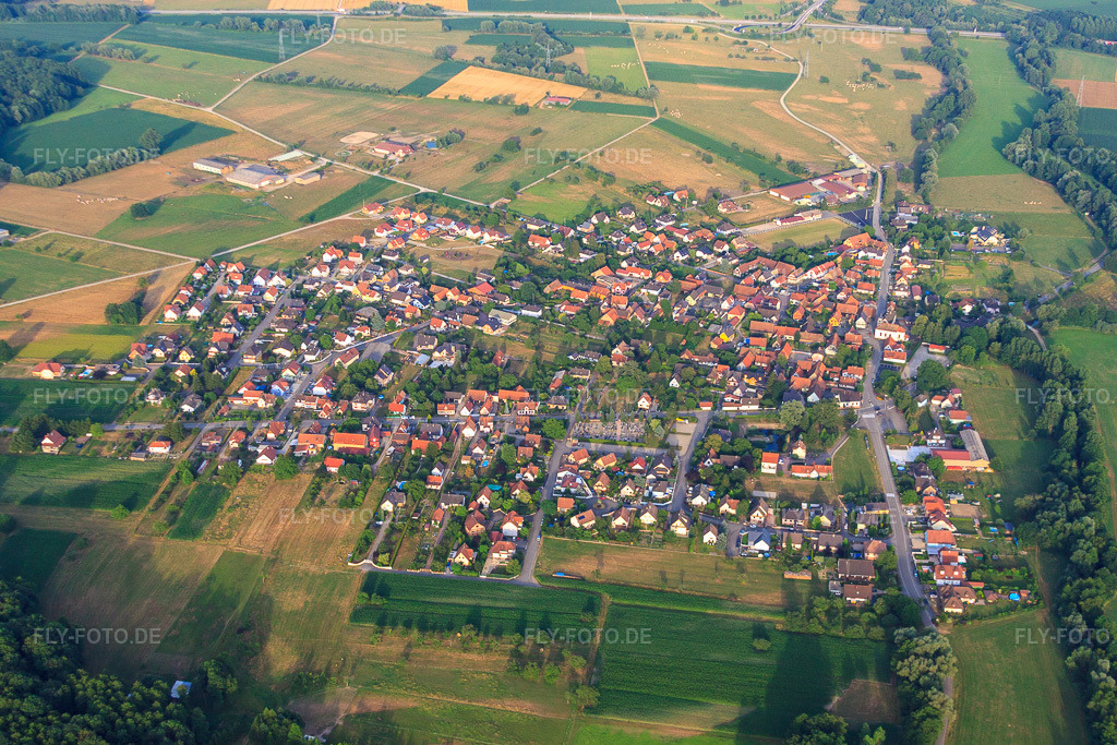 Luftbild: Ortsansicht von Osten in Leutenheim im Bundesland Bas-Rhin in Frankreich. – Foto: IMG_30585.jpg vom 09.07.2010 durch Werner Riehm/FLY-FOTO.de – Auflösung des Originals: 4752 x 3168 px