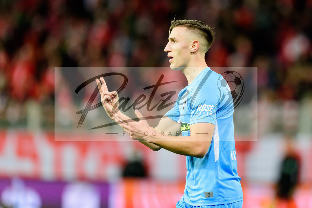 FCUFRE20211215_023 | Fussball, Herren: Nico Schlotterbeck (SC Freiburg) gestikuliert, Gestik bei dem Spiel der 1. Bundesliga zwischen 1. FC Union Berlin und SC Freiburg im Stadion An der Alten Foersterei am 15.12.2021 in Berlin, Deutschland.DFB / DFL REGULATIONS PROHIBIT ANY USE OF PHOTOGRAPHS AS IMAGE SEQUENCES AND/OR QUASI-VIDEO. - Realisiert mit Pictrs.com