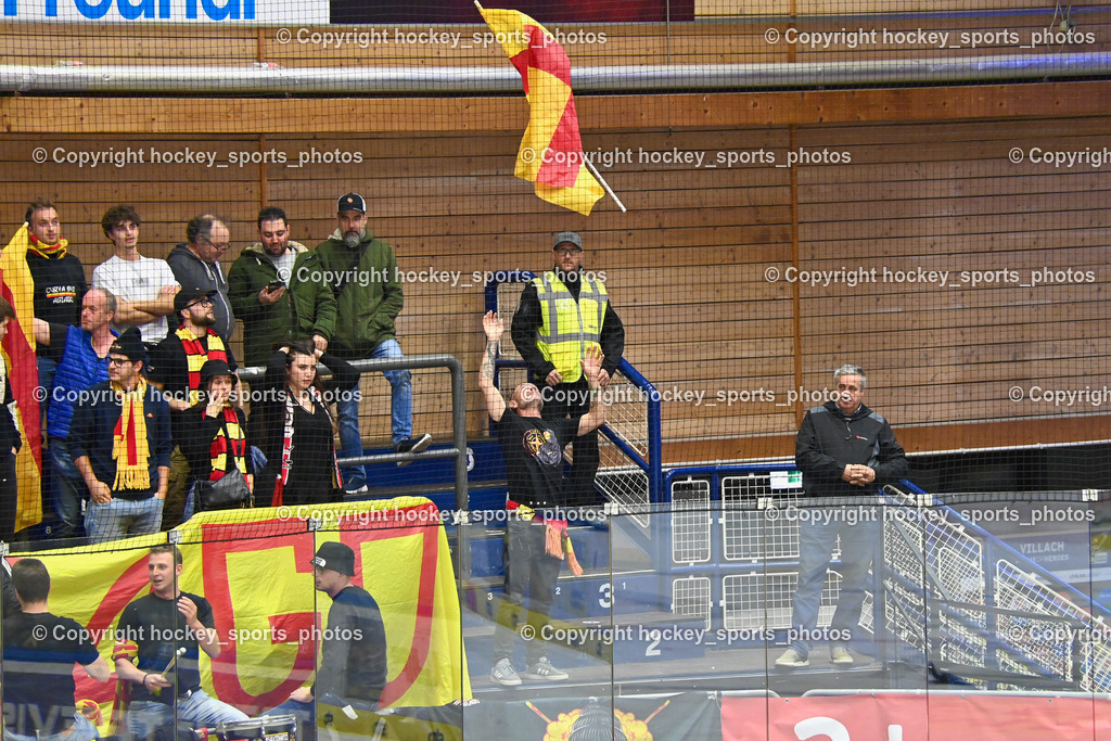 EC IDM Wärmepumpen VSV vs. MIGROSS SUPERMERCATI ASIAGO HOCKEY | Fliegende Fahne, Fans MIGROSS SUPERMERCATI ASIAGO HOCKEY, EC IDM Wärmepumpen VSV vs. MIGROSS SUPERMERCATI ASIAGO HOCKEY, EC IDM Wärmepumpen VSV vs. MIGROSS SUPERMERCATI ASIAGO HOCKEY am 03.11.2024 in Villach (Stadthalle Villach), Austria, (Photo by Bernd Stefan)