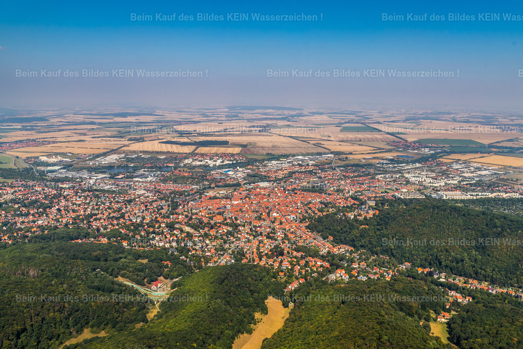 Wernigerode-0151 | Wernigerode ist eine Stadt im Harz im Mitteldeutschland. Ihre Altstadt zeichnet sich durch ihre Fachwerkhäuser aus, darunter das mittelalterliche Rathaus und das "Schiefe Haus". Am Stadtrand beherbergt das Schloss Wernigerode ein Museum und bietet Blick auf die Stadt. Das Schienennetz der Harzer Schmalspurbahnen verbindet Wernigerode mit dem Bahnhof Drei Annen Hohne, wo die dampflokbetriebene Brockenbahn zum Brocken abfährt. - Realisiert mit Pictrs.com