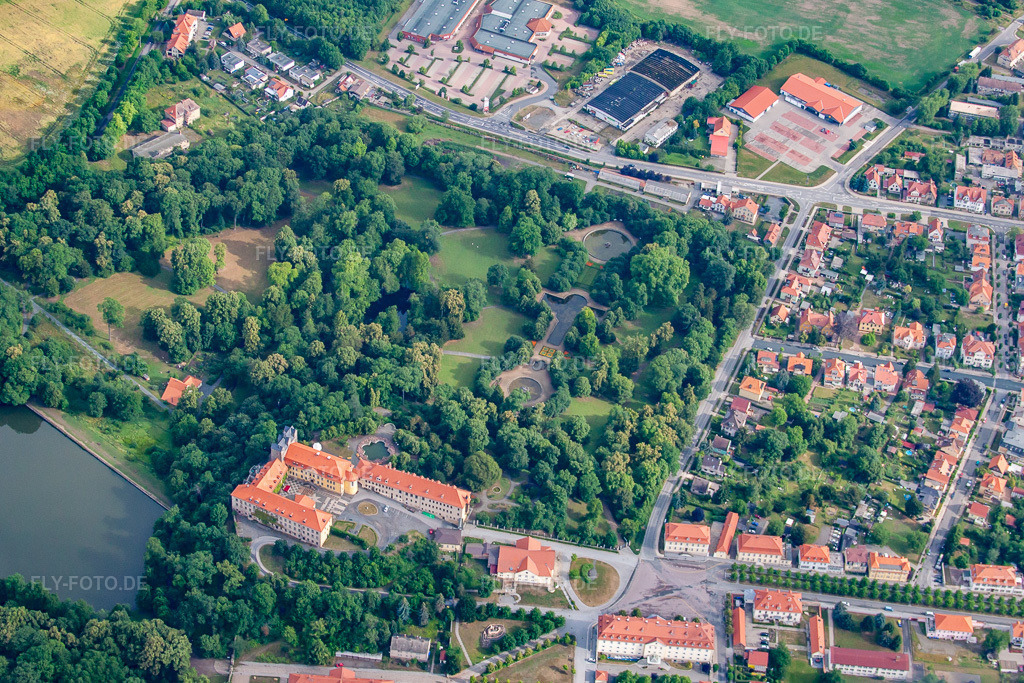 Luftbild: Schloss und Schlosspark mit Schlossteich Ballenstedt in Ballenstedt im Bundesland Sachsen-Anhalt in Deutschland. Foto: IMG_42017.jpg vom 26.06.2011 durch Werner Riehm/FLY-FOTO.deBallenstedt