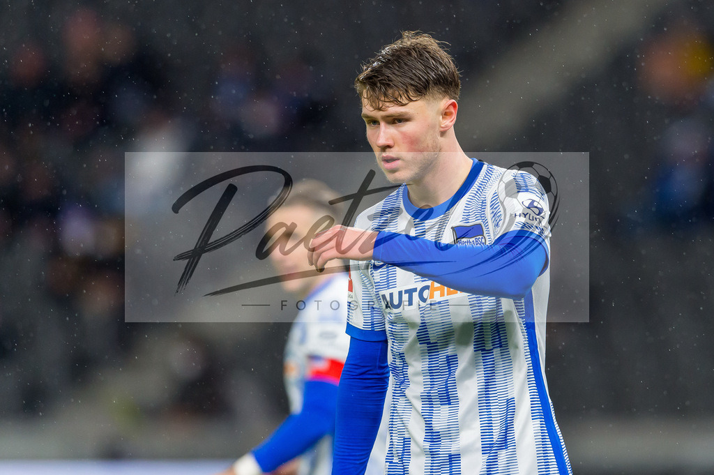 BSCRBL20220220_211 | Fussball, Herren: Linus Jasper Gechter (Hertha BSC) schaut bei dem Spiel der 1. Bundesliga zwischen Hertha BSC und RB Leipzig im Olypiastadion am 20.02.2022 in Berlin, Deutschland.DFB / DFL REGULATIONS PROHIBIT ANY USE OF PHOTOGRAPHS AS IMAGE SEQUENCES AND/OR QUASI-VIDEO. - Realisiert mit Pictrs.com
