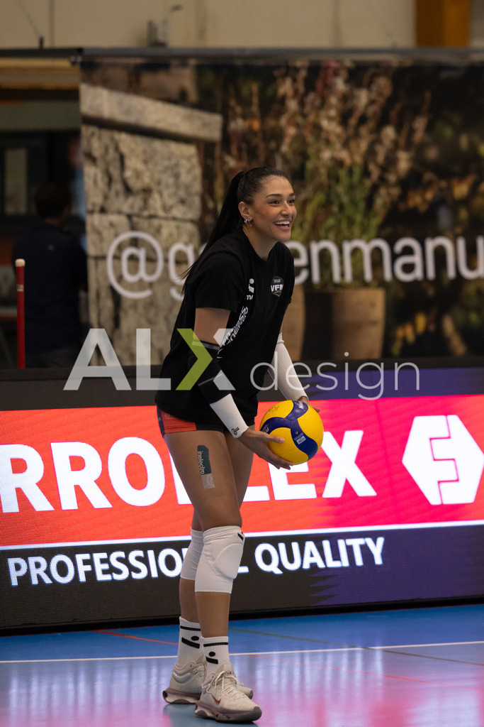 Volleyball I Frauen I Saison 2025-2026 I Volleyball NLA | Women I 1/4 Finals I VC Kanti Schaffhausen - BIWI Volleyball Franches-Montagnes I 21.02.2026 | 8 Letícia Bonardi (BR) (BIWI VFM) – Diagonalangriff - Realisiert mit Pictrs.com