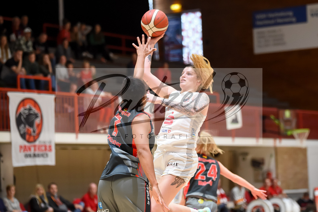 PANNOE20211010_034 | Basketball, Frauen: Amenze Obanor (Eigner Angels Noerdlingen) und Samantha Fuehring (GiroLive-Panthers Osnabrueck) im Zweikampf beim Spiel der Toyota DBBL zwischen GiroLive-Panthers Osnabrueck und Eigner Angels Noerdlingen im datos – home of the panthers am 10.10.2021 in Osnabrueck, Deutschland. - Realisiert mit Pictrs.com