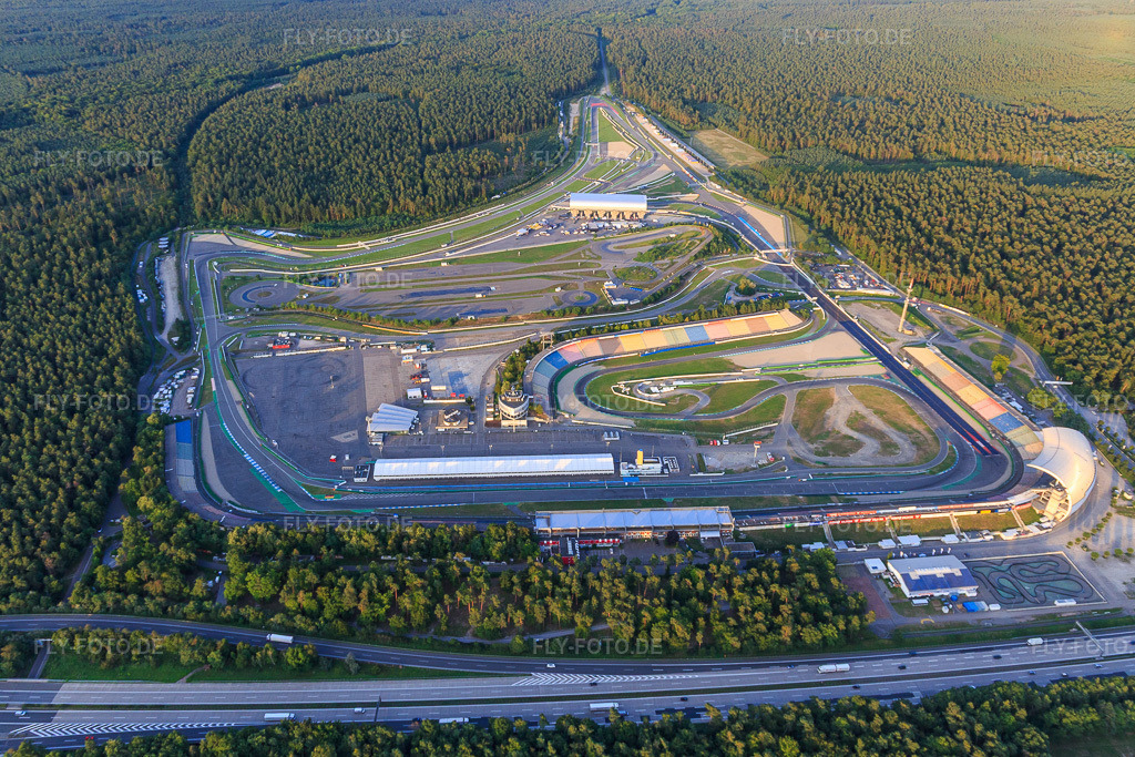 Luftbild: Übersicht von Westen jenseits der A6 des Hockenheimring Baden-Württemberg in Hockenheim im Bundesland Baden-Württemberg in Deutschland. Foto: IMG_102558.jpg vom 24.08.2017 durch Werner Riehm/FLY-FOTO.dehockenheimring.de