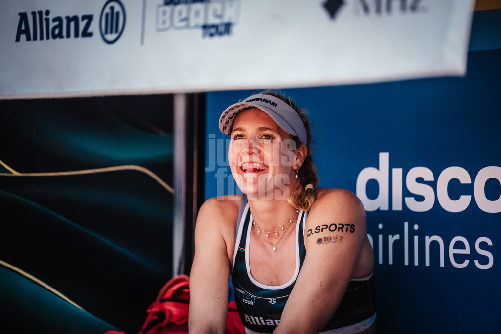 Beachvolleyball | Frauen | Allianz German Beach Tour 2025 | Tourstop München | 13.07.2025 | Melanie Paul auf der Spielerbank