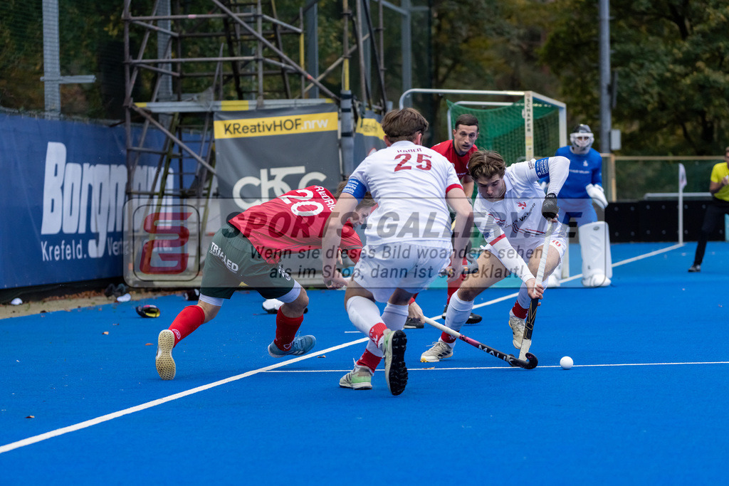 HK_20241102_108313 | 1. Bundesliga Herren Crefelder HTC - TSV Mannheim am 2.11.2024 CHTC Krefeld, Krefeld , Friedrich Elias ( Crefelder HTC #20 ) , Marius Haber ( TSV Mannheim #25 ) , Philip Schlageter ( TSV Mannheim #10 )