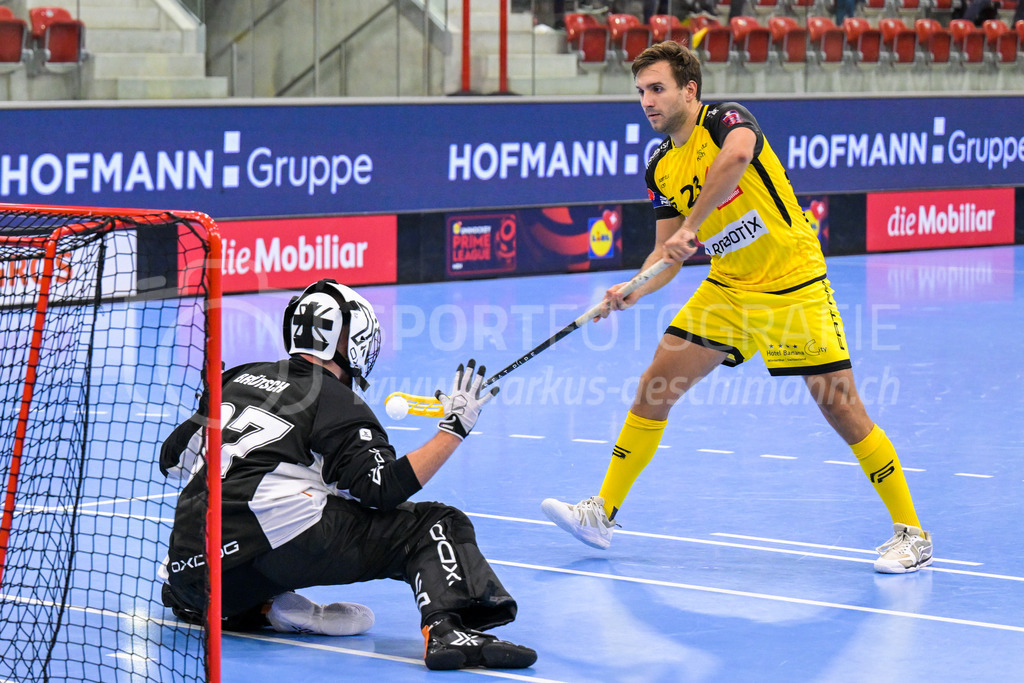 HC Rychenberg vs UHC Uster - 14. October 2022 | HC Rychenberg vs UHC Uster
AXA Arena, Winterthur
Tobias Studer (#23 HC Rychenberg) verwandelt den Penalty mittels Zorro-Move zum 4:3.
Bild: Sportfotografie Markus Aeschimann | www.markus-aeschimann.ch - Realisiert mit Pictrs.com
