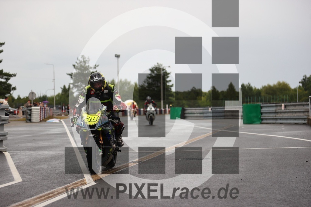 0778-20250830_08223 | Schöne Erinnerungen an spannende Momente - das festzuhalten ist unser Job. PIXELrace.de ist seit 2003 auf den Rennstrecken Europas unterwegs um die Action draußen beim Fahren und die wunderbare Stimmung imm Fahrerlager für euch einzufangen.