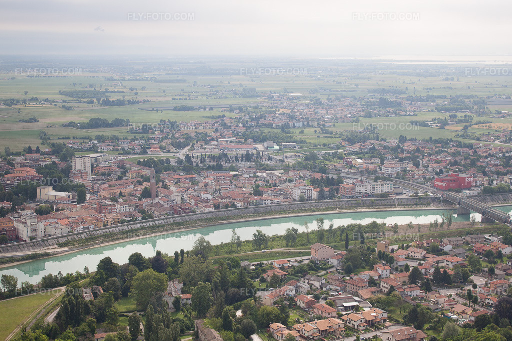 Aerial view: View of the town in Latisana in the state Friuli Venezia Giulia, Italy. – Photo: IMG_50233.jpg taken on 06/07/2012 by Werner Riehm/FLY-FOTO.com – Resolution of the original: 4752 x 3168 px