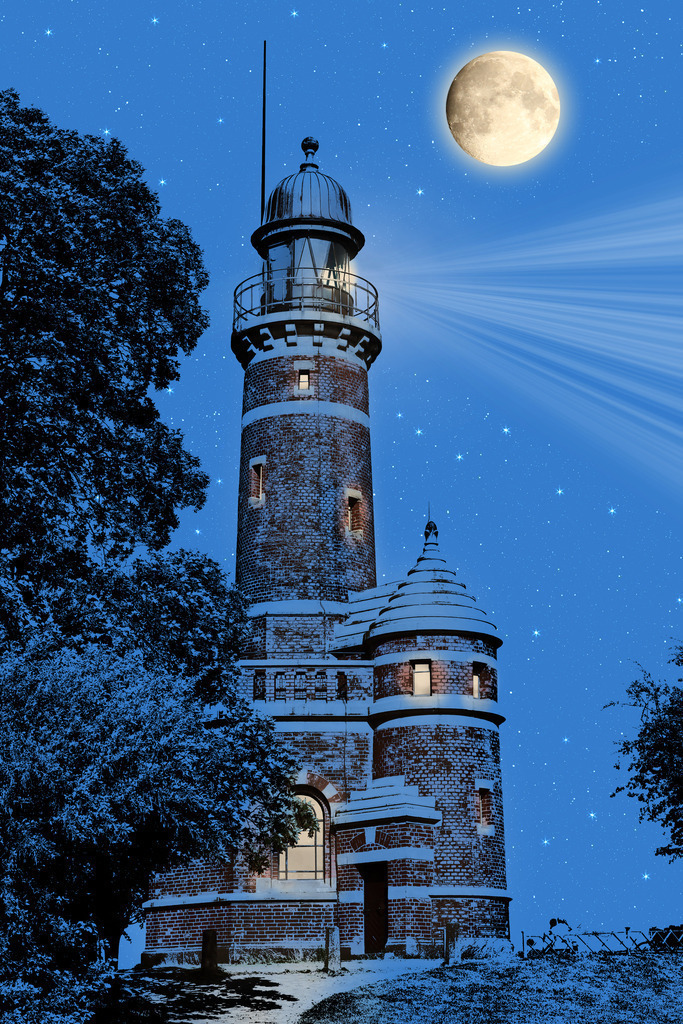 Photoart Moonlight: Leuchtturm in Kiel Holtenau bei Nacht | Dieses Wandbild im Hochformat zeigt eine künstlerische Interpretation des Leuchtturms in Kiel Holtenau bei Nacht. Das Leuchtfeuer scheint in die Nacht hinaus. In den Fenstern des Leuchtturms ist auch Licht zu sehen. Am Himmel sind der Mond und zahlreiche Sterne zu sehen. Somit erhalten Sie ein exklusives Kunstwerk der Ostseeregion. Zudem ist dieses Bild ein Teil der Photoartserie Moonlight in der weitere maritime Orte im Mondlicht gezeigt werden.   - Realisiert mit Pictrs.com