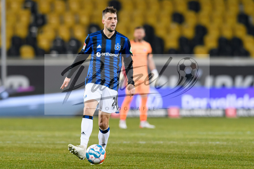 SGDHSV20220114_143 | Fussball, Herren: Jonas Meffert (Hamburger SV) in Aktion, am Ball, Einzelaktion bei dem Spiel der 2. Bundesliga zwischen SG Dynamo Dresden und Hamburger SV im Rudolf-Harbig-Stadion am 14.01.2022 in Dresden, Deutschland.DFB / DFL REGULATIONS PROHIBIT ANY USE OF PHOTOGRAPHS AS IMAGE SEQUENCES AND/OR QUASI-VIDEO. - Realisiert mit Pictrs.com