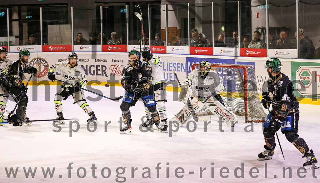 2024-02-16_095_TSV_Erding_gegen_ERSC_Amberg | Erding, Deutschland, 16.02.2024:
Eishockey, Bayernliga Playoffs 2023 / 2024, 1. Spieltag, TSV Erding gegen ERSC Amberg, Endergebnis: 1:2

Leon Abstreiter (Erding Gladiators, #72), Torwart Timon Bätge (ERSC Amberg, #31), Maximilian Forster (Erding Gladiators, #81)

Foto: Christian Riedel / fotografie-riedel.net