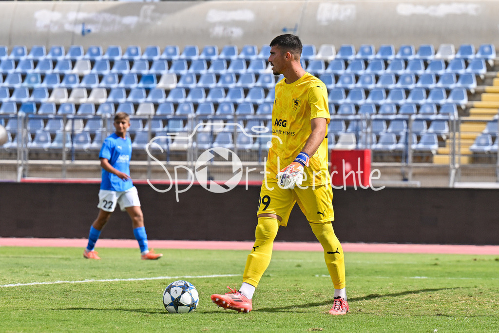 Papohs FC U19 - FC Bayern München U19 | am Ball Petros PETROU (Paphos FC U19 99) / Einzelfoto / Freisteller / UEFA Youth League: Paphos FC U19 - FC Bayern München U19; Stelios Kyriakides Stadium am 30.09.2025