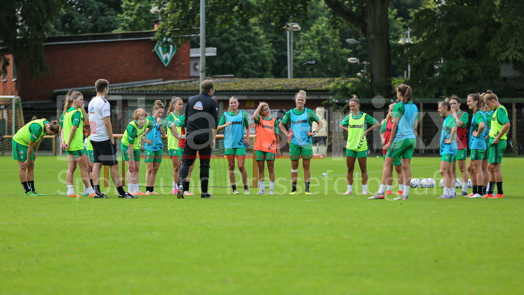 Fussball, Google Pixel Frauen-Bundesliga, Training SV Werder Bremen | v.li.: Spielerinnen des SV Werder Bremen im Kreis