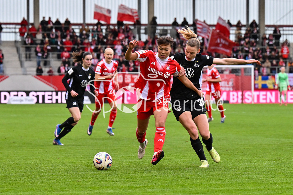 FC Bayern München - VfL Wolfsburg | MUNICH, GERMANY - 22. FEBRUARY: im Duell Momoko TANIKAWA (FC Bayern Munich 18) und Sarai LINDER (VfL Wolfsburg Frauen 39) während dem Spiel zwischen den Frauen des FC Bayern München und den Frauen des VfL Wolfsburg am 19. Spieltag der Google Pixel Frauen-Bundesliga am FC Bayern Campus