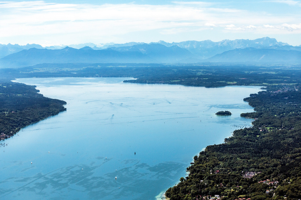 dr__0031664_1.jpg | PöCKING 09.08.2019 Uferbereiche am Seegebiet des Starnberger See mit Alpenpanorama in Berg im Bundesland Bayern, Deutschland. // Riparian areas on the lake area of Starnberger See with Alpenpanorama in Berg in the state Bavaria, Germany. Foto: Daniel Reiter