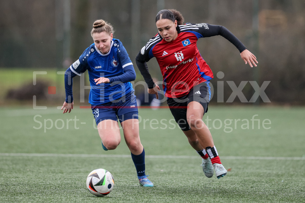 Fussball, Testspiel Frauen, Hamburger SV - 1. FFC Turbine Potsdam | v.li.: Alisa Grincenco (1. FFC Turbine Potsdam, 19) und Lisa Baum (Hamburger SV, 11) im Zweikampf, Duell, Dynamik, Aktion, Action, Spielszene