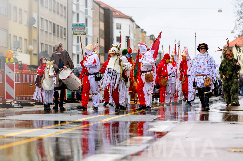 _DWA2315 | Trotz Nieselregen schlängelte sich der „Gaudiwurm“ am Sonntag durch die Nürnberger Innenstadt an tausenden Faschingsfans vorbei.  Nürnberg, 11.02.2024 - Realisiert mit Pictrs.com
