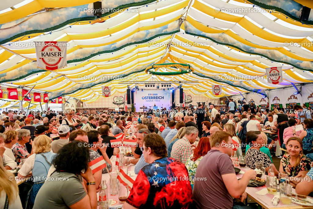 Urfahraner Jahrmarkt_ 1.Mai Kundgebung FPOE_ 01.05.2025-184 | 01.05.2025, Urfahraner Jahrmarkt, AUT, 1.Mai Kundgebung FPOE, im Bild Besucher im Bierzelt der 1.Mai Kundgebung FPOE