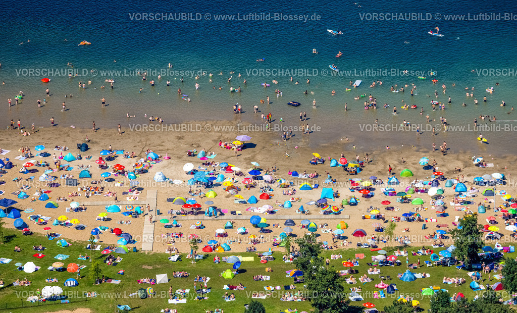 Voerde240802932StrandbadTenderingssee_Freibad-Bearbeitet | Luftbild, Strandbad Tenderingssee, Freibad am Tender, Sandstrand und Liegewiese mit Badegästen und bunten Sonnenschirmen, spielen und sonnen am Strand, Formen und Farben, Möllen, Voerde, Ruhrgebiet, Nordrhein-Westfalen, Deutschland