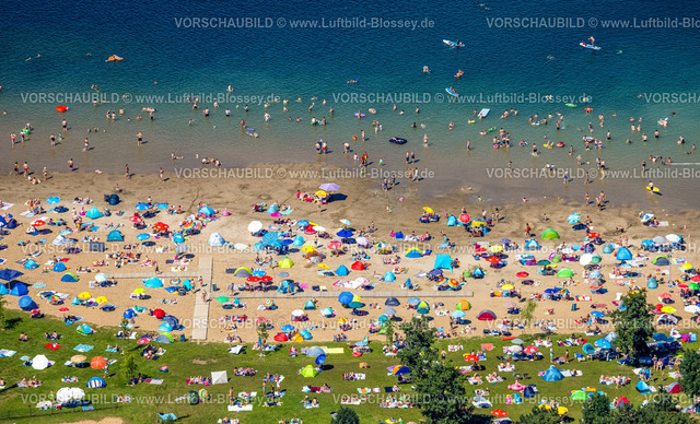 Voerde240802932StrandbadTenderingssee_Freibad-Bearbeitet | Luftbild, Strandbad Tenderingssee, Freibad am Tender, Sandstrand und Liegewiese mit Badegästen und bunten Sonnenschirmen, spielen und sonnen am Strand, Formen und Farben, Möllen, Voerde, Ruhrgebiet, Nordrhein-Westfalen, Deutschland