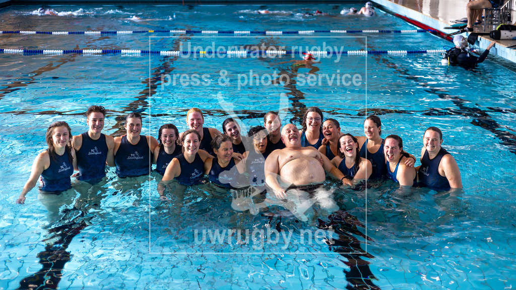 GER, TC Stuttgart(Deutschland) vs. Isbjörnarna (Schweden), Damen, Unterwasser-Rugby, Champions Cup 2024, Spiel um Platz 3, 24.11.2024 | Mannschaftsbild der Damen-Mannschaft des Tauchclub Suttgart nach dem Sieg des Spiels um Platz 3 im Wasser mit Trainer Bernd Reichuber. - Realisiert mit Pictrs.com