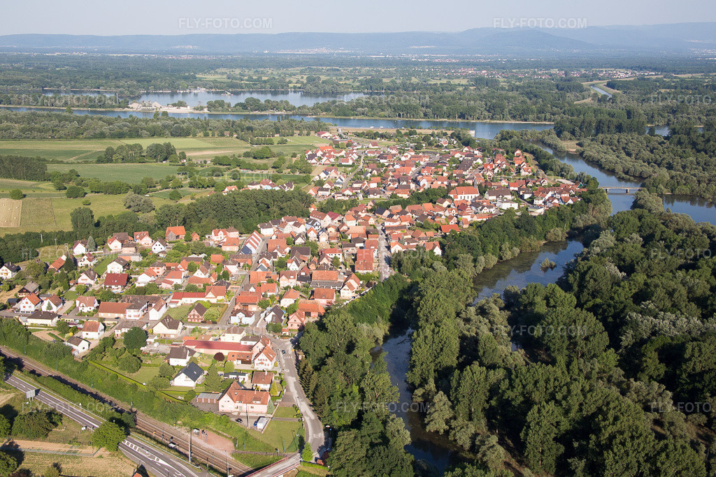 Aerial view: View of the town in Munchhausen in the state Bas-Rhin, France.Photo: IMG_080177.jpg taken on 06/05/2015 by Werner Riehm/FLY-FOTO.comResolution of the original: 5472 x 3648 px