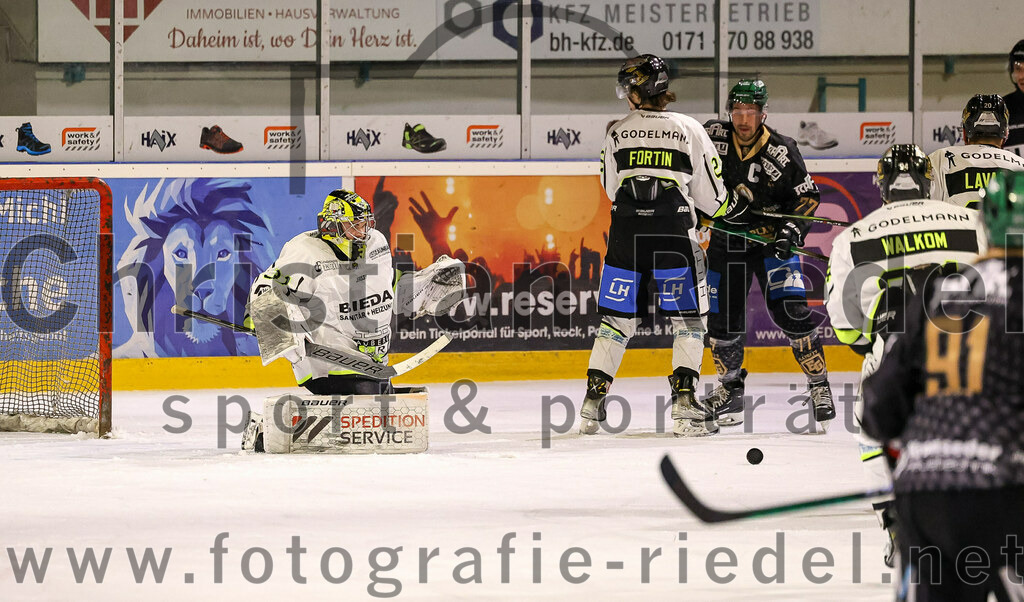 2024-02-16_062_TSV_Erding_gegen_ERSC_Amberg | Erding, Deutschland, 16.02.2024:
Eishockey, Bayernliga Playoffs 2023 / 2024, 1. Spieltag, TSV Erding gegen ERSC Amberg, Endergebnis: 1:2

Torwart Timon Bätge (ERSC Amberg, #31), Hunter Fortin (ERSC Amberg, #22), Philipp Michl (Erding Gladiators, #77)

Foto: Christian Riedel / fotografie-riedel.net