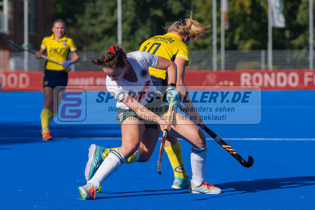 HK_20221008_100469 | 2. Bundesliga Damen Crefelder HTC - Eintracht Braunschweig  am 8.10.2022 Crefelder HTC, Krefeld , Starmann Meike ( Eintracht Braunschweig #40 ) , Laura Schmitz ( Crefelder HTC #3 )