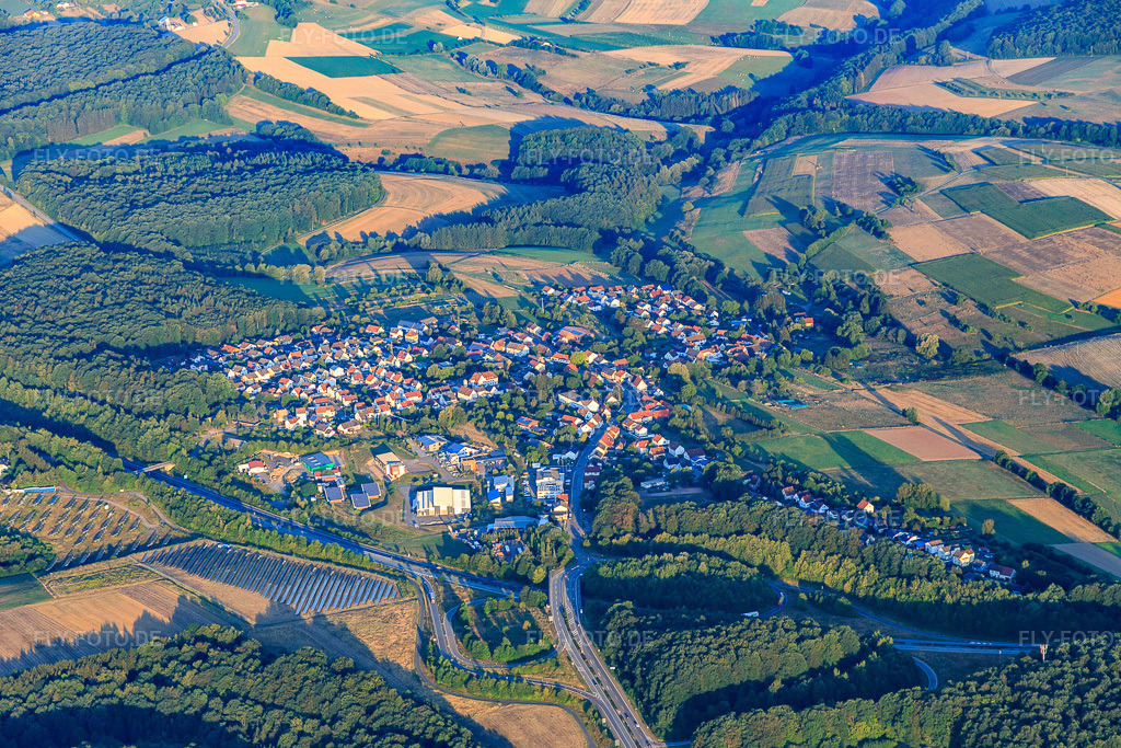 Luftbild: Ortsansicht von Osten in Höheischweiler im Bundesland Rheinland-Pfalz in Deutschland. Foto: IMG_109731.jpg vom 06.08.2018 durch Werner Riehm/FLY-FOTO.de