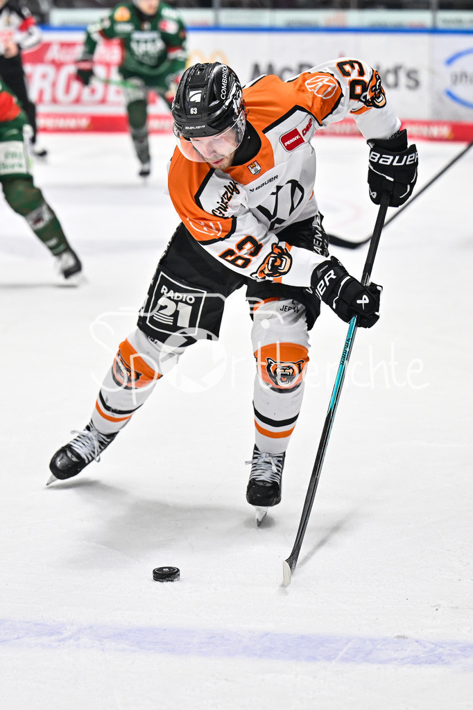 Augsburger Panther - Grizzlys Wolfsburg | AUGSBURG, GERMANY - 15. MARCH: am Puck Luis SCHINKO (Grizzlys Wolfsburg 63) / Einzelfoto / Freisteller während dem Match zwischen den Augsburger Panthern und den Grizzlys Wolfsburg am 52. Spieltag der Penny DEL im Curt Frenzel Stadion